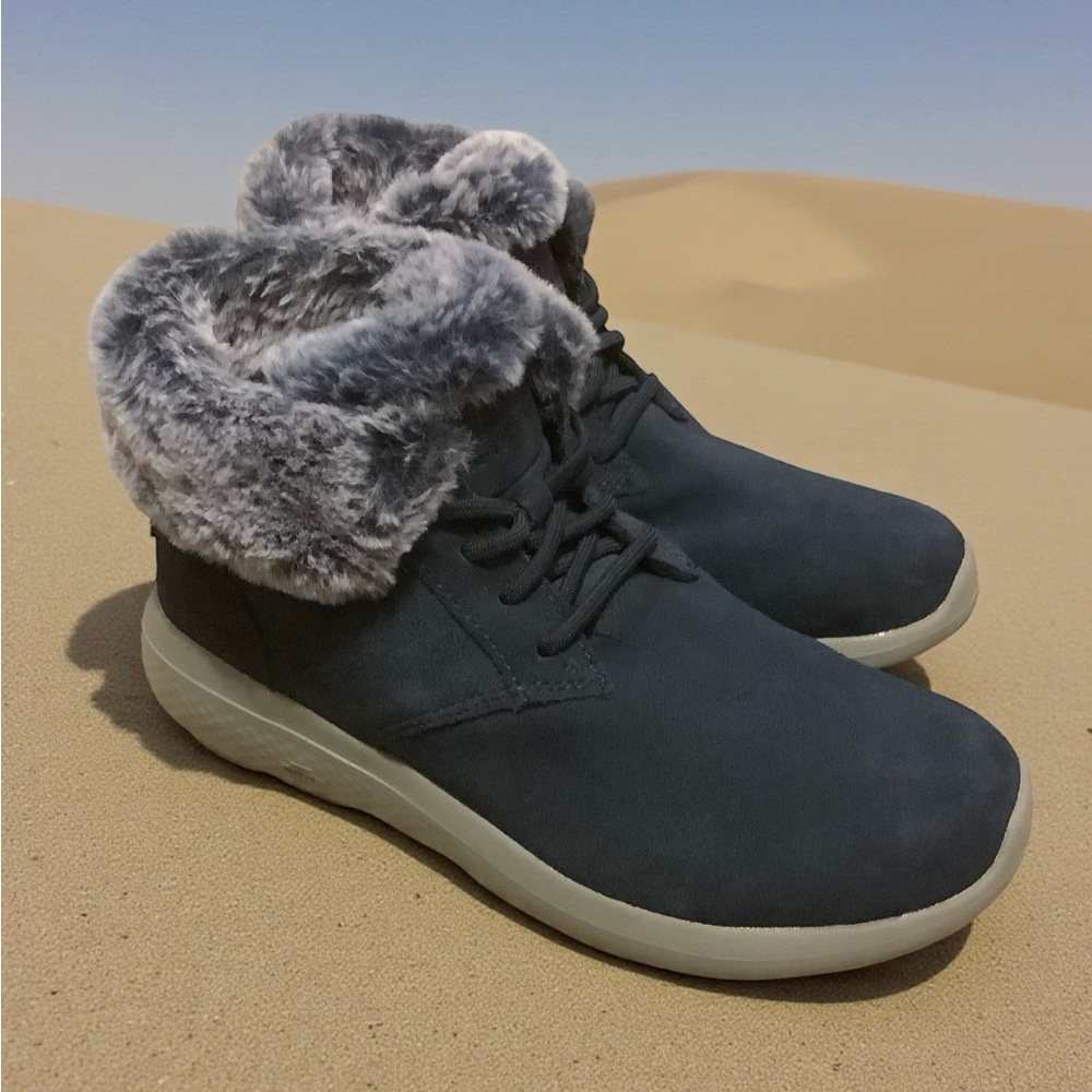 SKECHERS ON THE GO NAVY BLUE LEATHER/ FAUX FUR ANKLE BOOTS/ Size 6.5